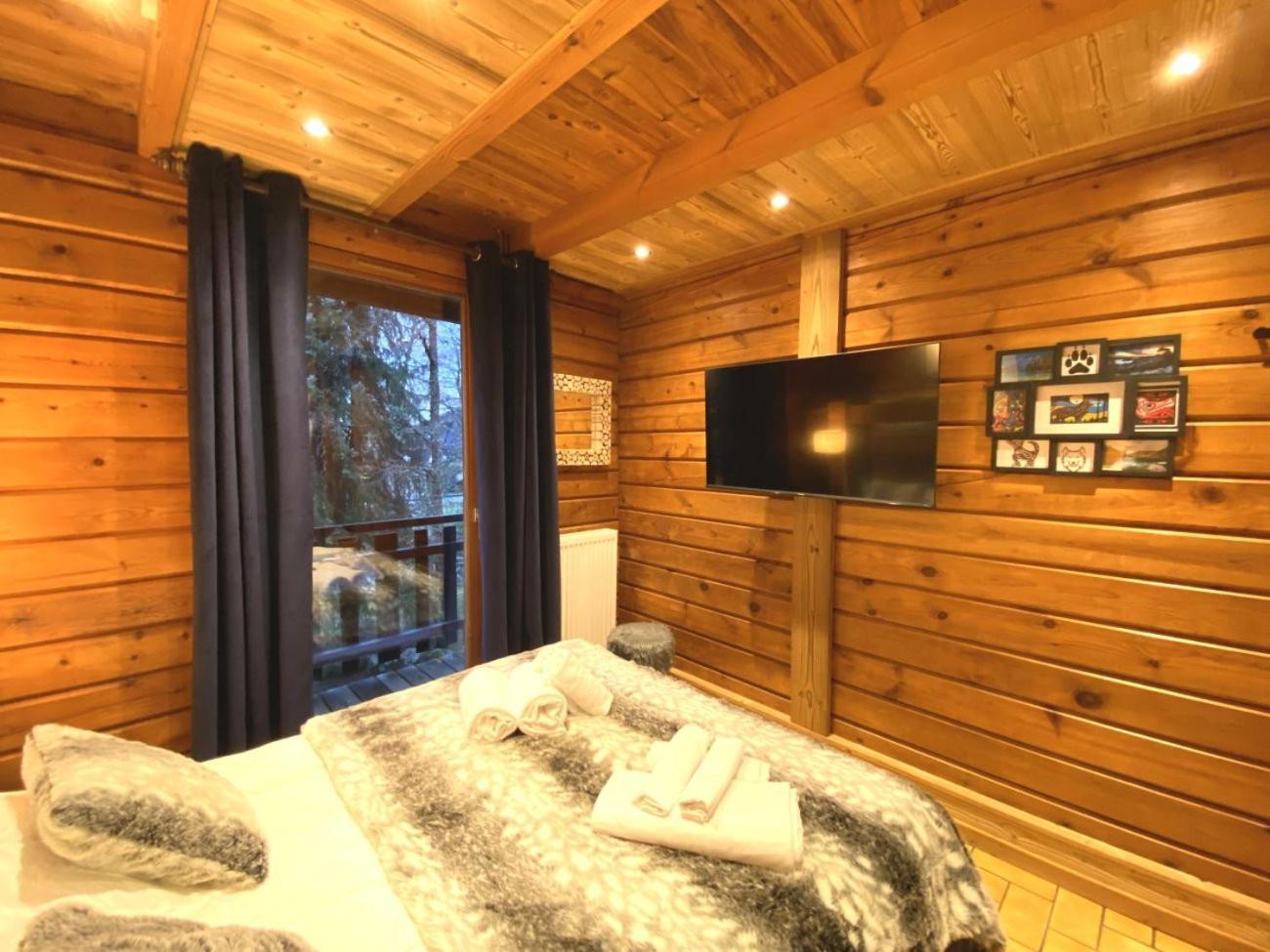Le Grizzly En Bois Au Calme